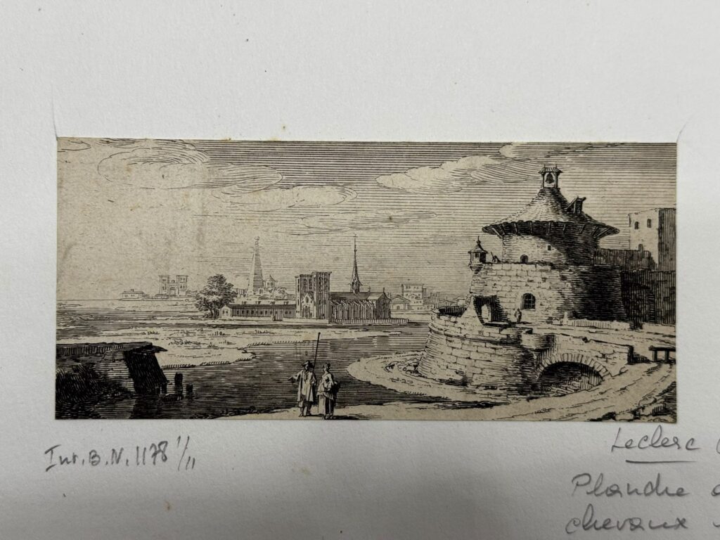 Veduta di fortificazioni con architetture e figure lungo l'acqua