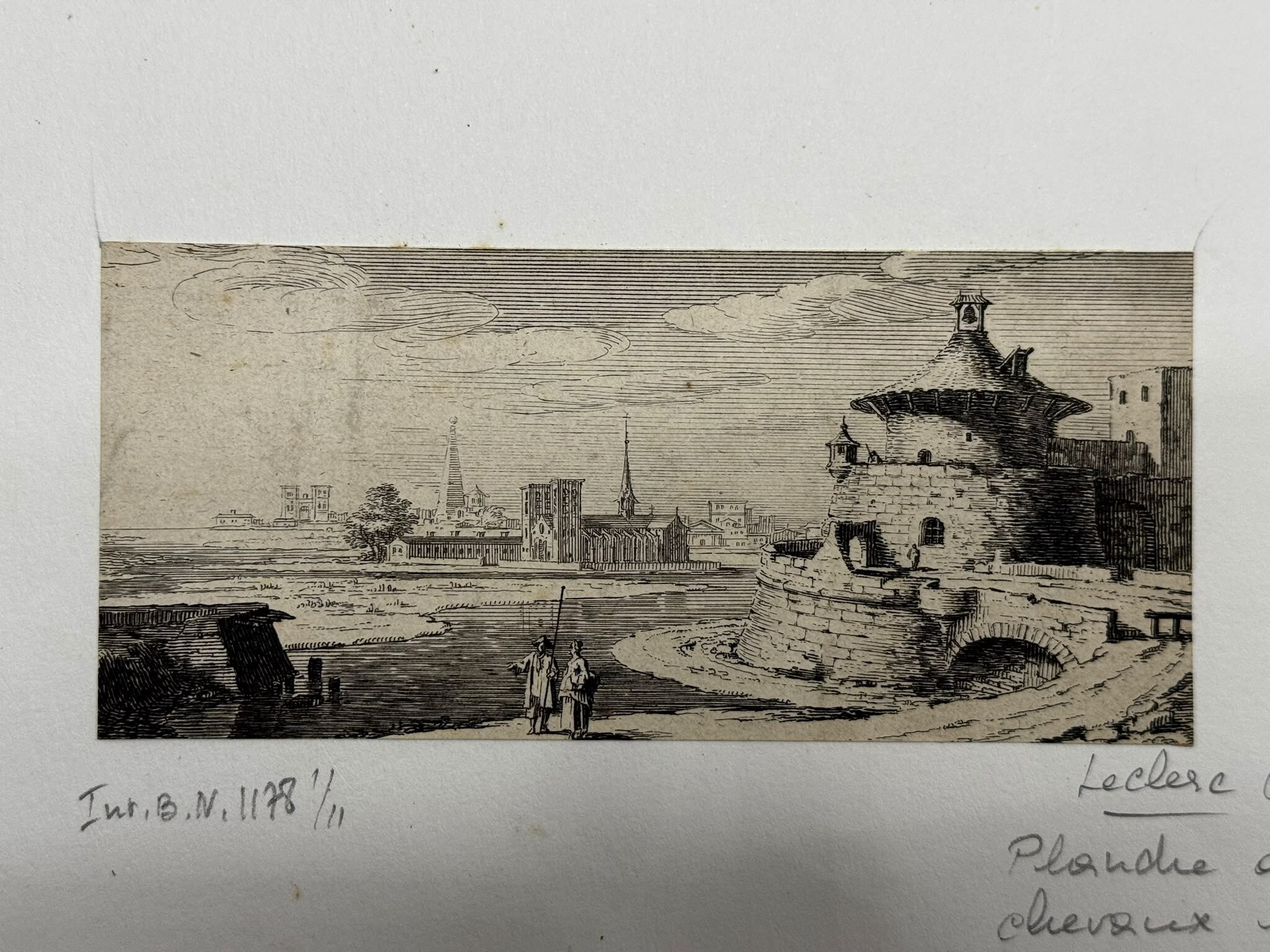 Veduta di fortificazioni con architetture e figure lungo l'acqua