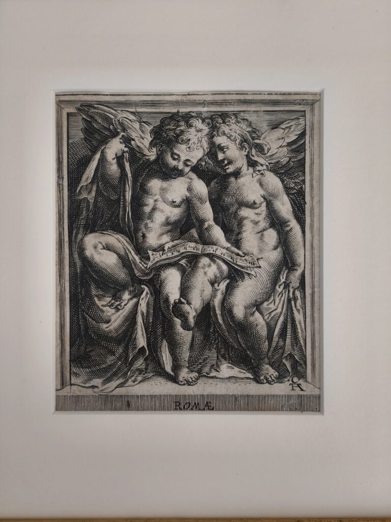 due angeli cantori seduti